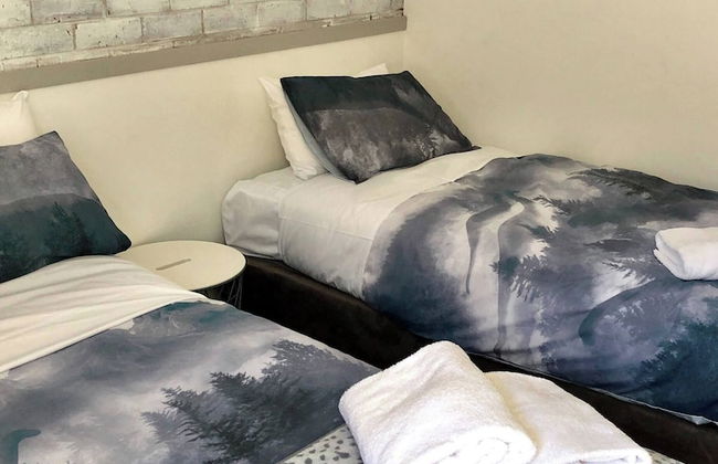 24 Hotham 3 Bedroom Renovated Apartment - Photo 5