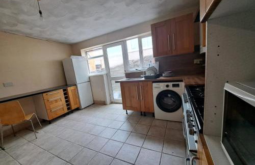 Cheerful 2 bed house free parking nearby park - Photo 4