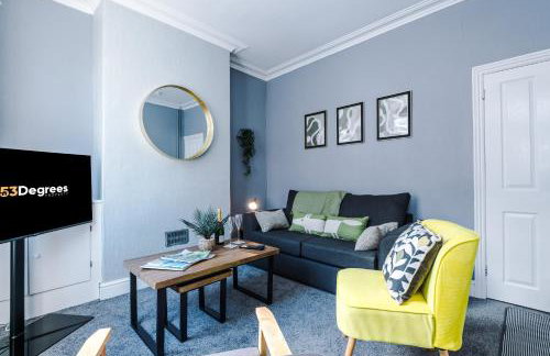 NEW! Spacious 3-Bed Home in Newcastle-under-Lyme by 53 Degrees Property, Ideal for Business, FREE Parking! - Foto 2