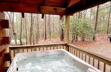 Romantic, pet friendly cabin with private hot tub, washer/dryer and full kitchen Studio Cabin by RedAwning - Foto 8