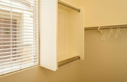 2 Bedroom Villa, Dog Park, Lake, WiFi, Laundry , Pool - Photo 8