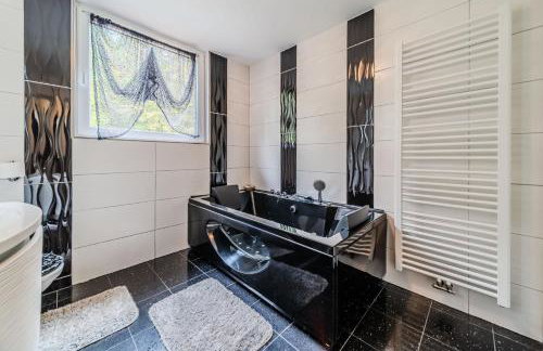 Riverside House with Pool and Hot Tub - Happy Rentals - Foto 30