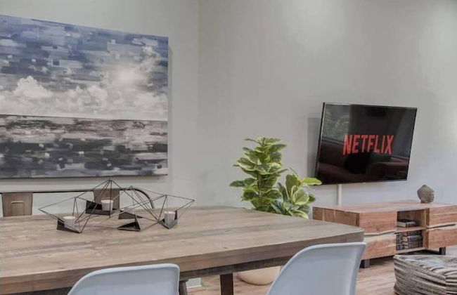 Casa Queen East Jaw Dropping 3BR Suite - Photo 13