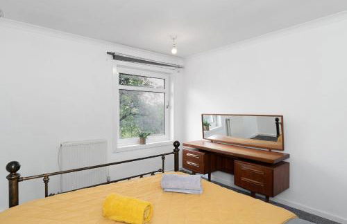 3BR Family House with Free Parking in West Lothian - Photo 13