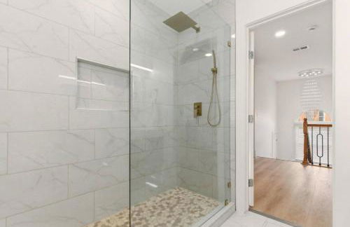 New Modern Updated Secure and Private Home - Foto 48