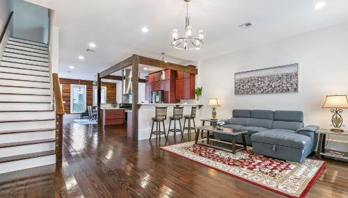 Spacious Loft-Style 3BR Townhouse by Hosteeva - Foto 2