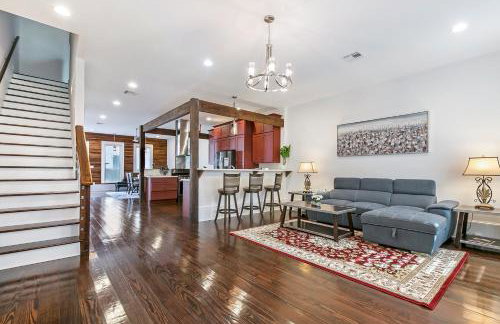 Spacious Loft-Style 3BR Townhouse by Hosteeva - Photo 2