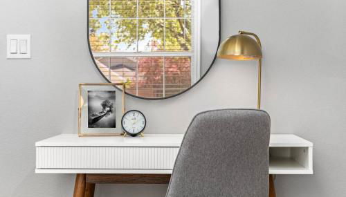 NEW! Executive Home | 1K 3Q | 3 Desks | 600+ WiFi - Photo 4