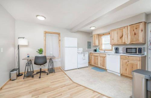 Cozy 1 Bed 1 Bath Home with Garage and Fenced Yard - Foto 9