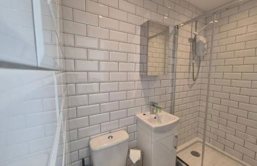 Modern Studio in Fratton, Portsmouth - Contractors Welcome #1 - Photo 8