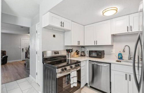 All New! Convenient Location! Sleeps 6 - Foto 36