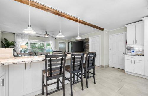 Boho Tiki Villa w Heated Saltwater Pool, King Beds & 6TVs - Photo 42