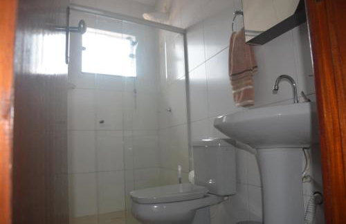 Dois quartos Cozinha completa Wi Fi Self check in com senha Central e perto de tudo a 4,4Km da Rodoviária e 15,4 km do Aeroporto Apartamento 301 - Foto 15