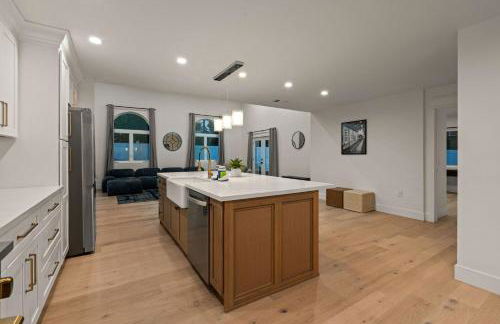 Spacious Modern Home with Rooftop & Private Backyard - Foto 18