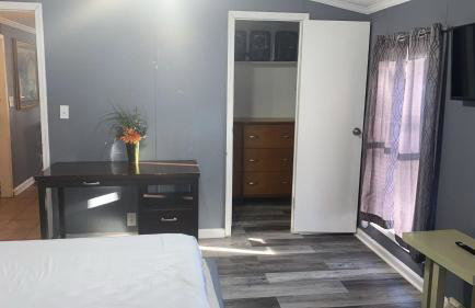 Cozy 3BR cabin with AC and Wi-Fi Fully Fenced - Photo 14