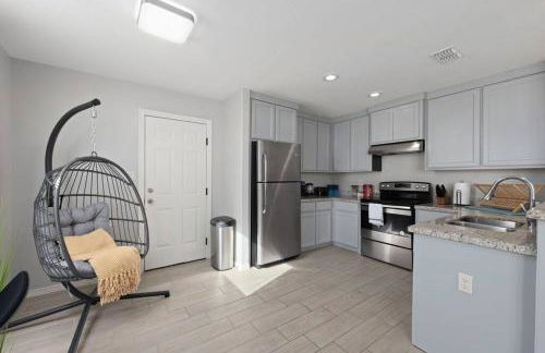 Cozy 3 Bed 2 Bath Apartment, Near Shopping Plazas, Expressway and Free Parking - Photo 16