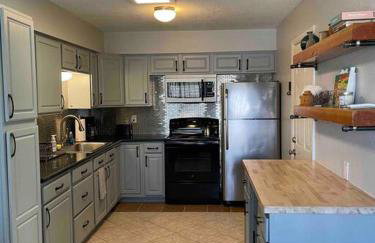 Comfy, contemporary quiet retreat vacation home with views - Foto 31