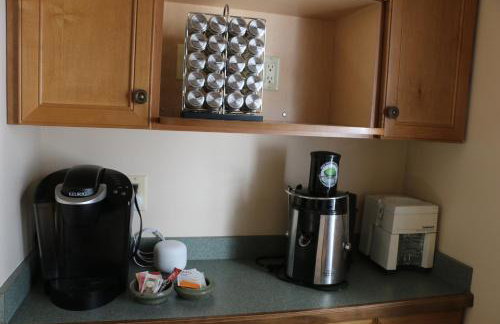 Historic Home with Outdoor Hot Tub Near Downtown in Public Transportation Hub - Photo 16