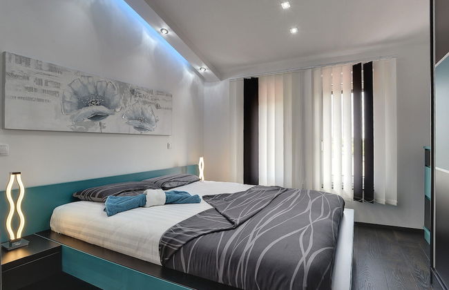 Modern Villa With Private Pool Consisting of 2 Apartments Near the Beach - Photo 3