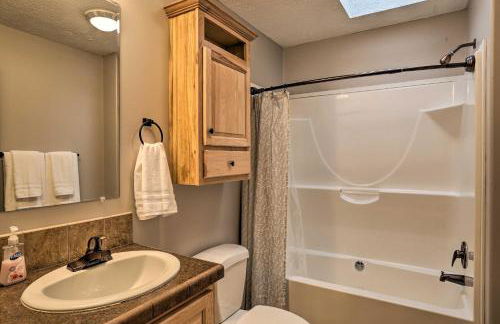 Idyllic Sturgis Home with Fire Pit and Large Deck! - Foto 17