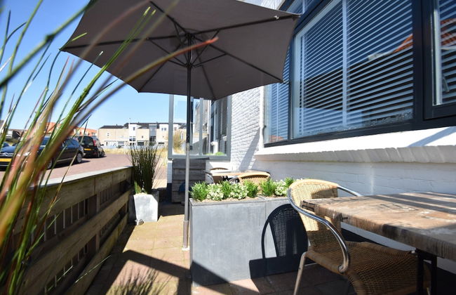 Elegant Studio Near Beach - Photo 1