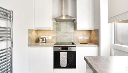 Charming 2BR Aylesbury Home, Sleeps 4, Parking, Work, Leisure, Friendly - Foto 4, stove, toaster