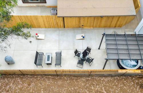 Urban Retreat Fun Relax Self Check-In Hot Tub Foosball Fire Pit Cornhole - Photo 40