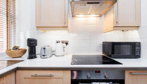 Leicester Square Apartment - Photo 5, stove, toaster