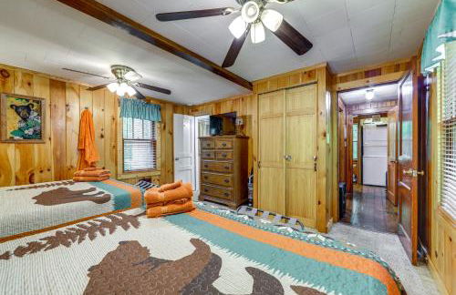 Pet-Friendly Creekside Cabin with Pool Access! - Foto 18