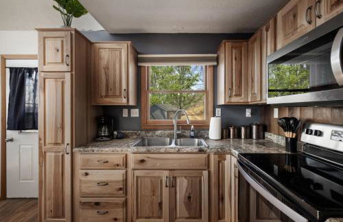 Cozy cabin w hot tub fire pit & ski access - Foto 14