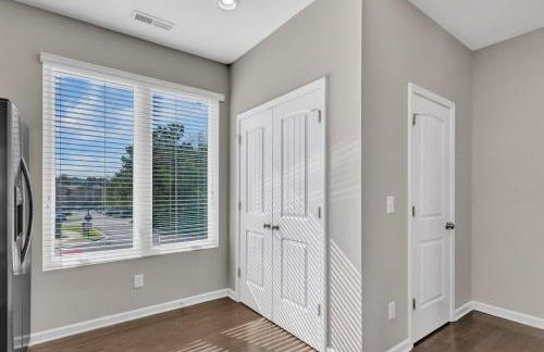 3BR Townhouse King Bed Garage Near NC State - Foto 25