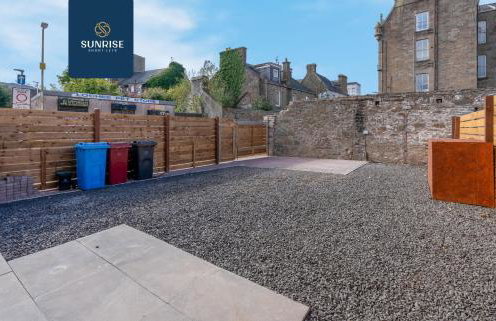 L2 - INVOICE and REDUCED PRICE only via SUNRISE SHORT LETS DUNDEE, Stunning 4 Bed House with 6 Beds and 3 bathrooms, TVs in each room, Free Parking, Fully Equipped, Local Amenities, Easy Ring Road Access, Special Rates and ONLY 9 Mins to STANNERGATE Ports - Foto 61