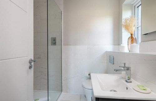 Modern 4-Bed Family Home with 5 Beds & Parking - Foto 26