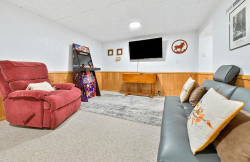 Family Perfect 4BR Home with Hot Tub, Pool Table, Fenced Yard, Cozy Fireplace, Mountain Views, Walkable Neighborhood, Near Parks, Dining, and Adventure - Foto 22