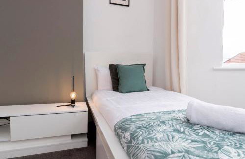 Spacious 4BR Home in Gateshead Sleeps 8 with FREE Parking - Foto 7