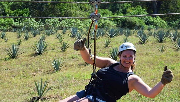 El circuito de tirolinas discurre sobre un campo de agave