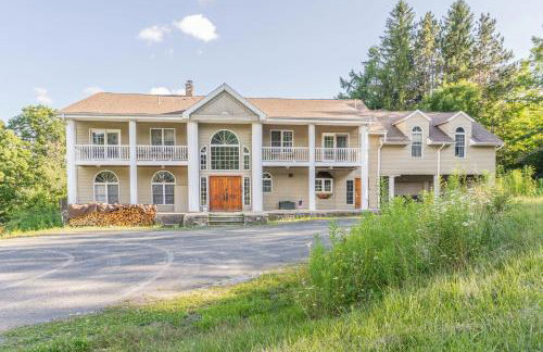 8BR Luxury Retreat with Hot Tub, Games, & Fire Pit - Foto 1