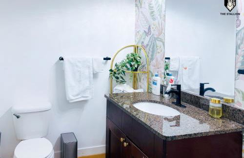 The Stallion #104 - Brand New Modern Spacious Loft with Patio - Walkable to attractions - Foto 12