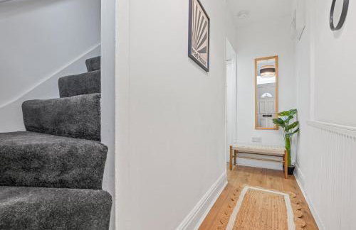 Stylish 4Bed Executive Stay WiFi and Parking - Photo 24