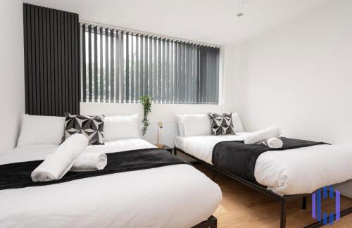 Sophisticated & Stylish Flat near Manchester Airport - Sleeps 9 - Foto 28