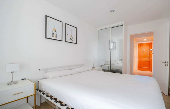 Central 2BD Flat w/ River View Balcony - Vauxhall! - Photo 2