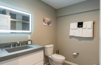 Near Downtown-2 En-Suites - Garage - Sleeps 9 - Foto 33