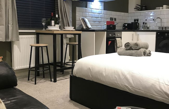 Contemporary 1 bed Studio for Comfy Stay in Wigan - Photo 15