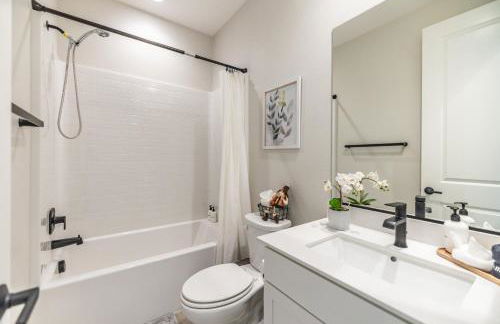 #Marbella Lane - Elegant 5BR Home Rancho Mission - Photo 19