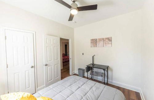 Modern 5BR with Full Kitchen, Game Room, Fenced Yard and BBQ Grill - Foto 47