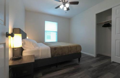 Spacious home with WiFi/AC - Photo 4