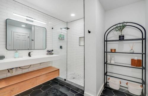 Modern Home - 1 Acre Lot w Pool Patios Jacuzzi - Foto 25