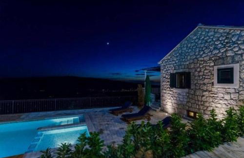 Breathtaking Scenic Villa with Pool - Photo 15