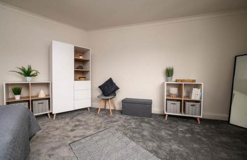 #34 Two bed apt Private Parking Stylish & homely - Photo 5