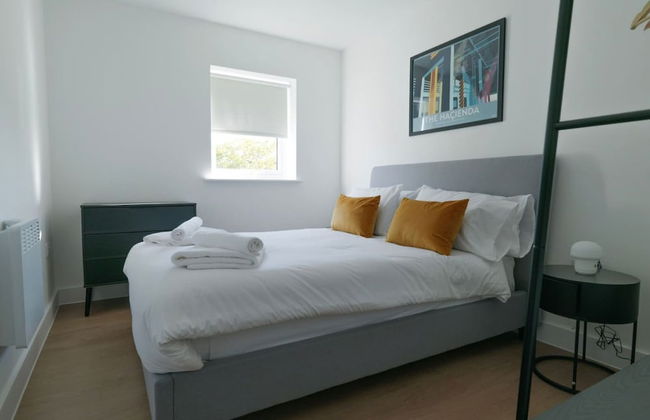 Luxury Manchester Apartment - Yellow - Photo 4